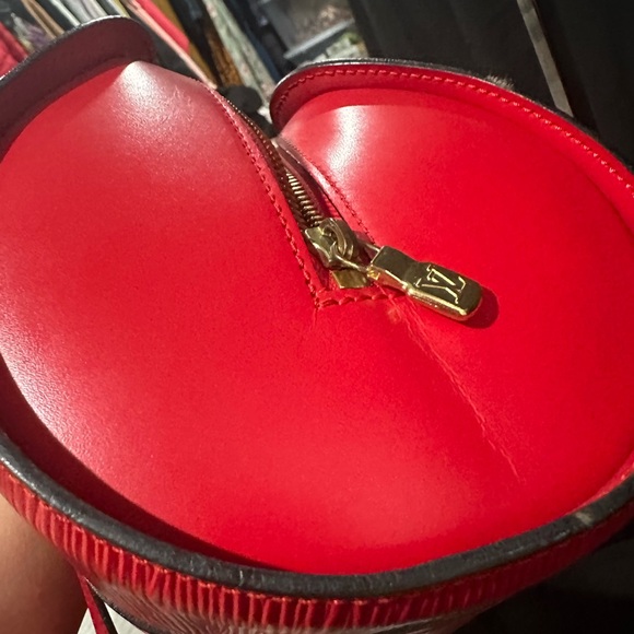 Louis Vuitton Red Epi Shoulder Bag - Pre loved100% authentic - Picture 8 of 12